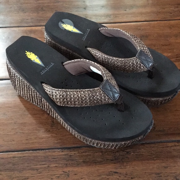 Volatile sandals